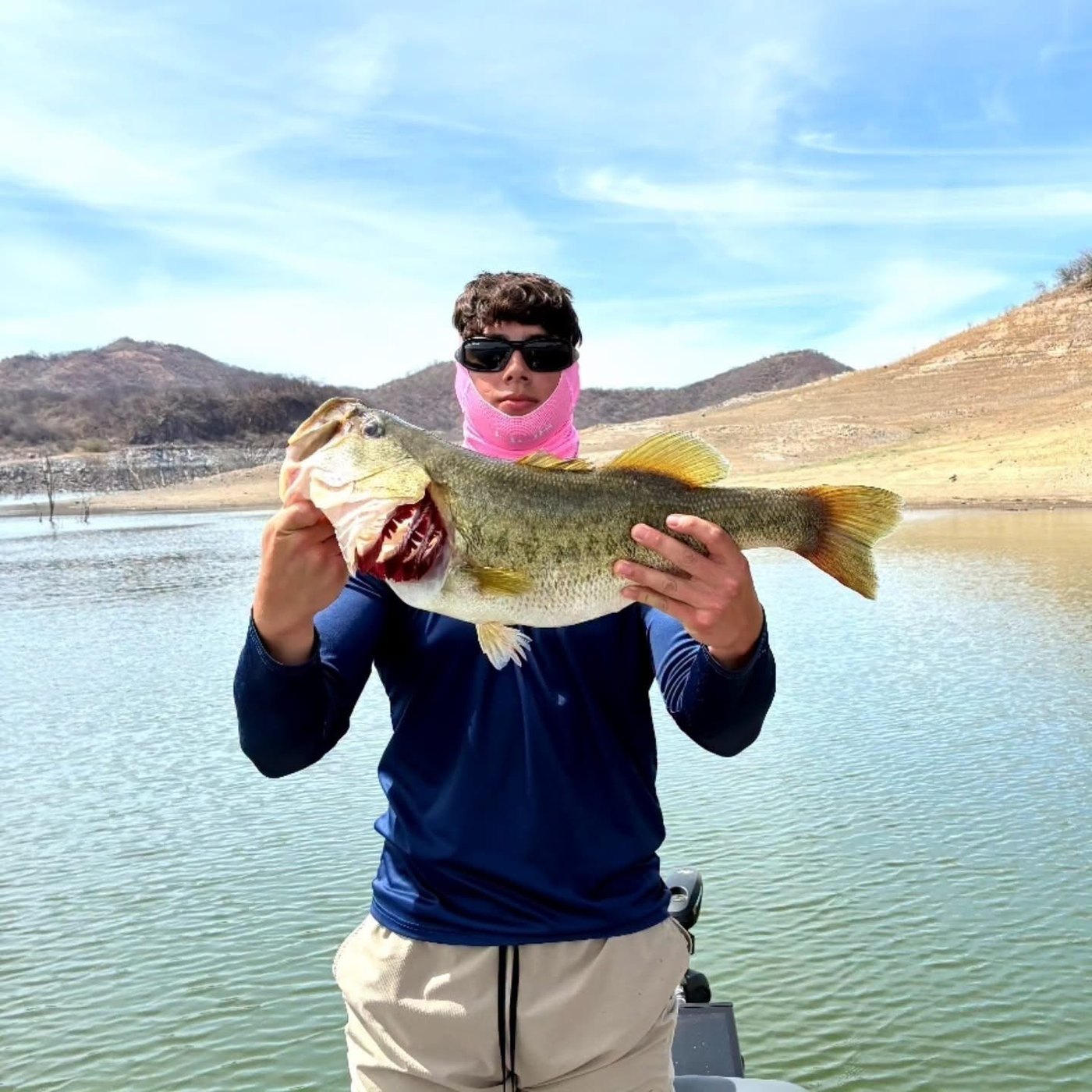 Lobina capturada en lago mexicano