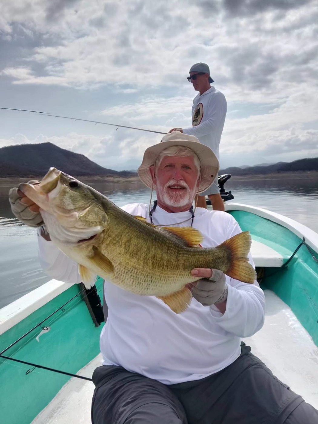 Pescador sonriente con lobina
